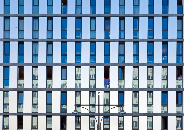 CUBION vermittelt 10.200 m² Bürofläche im HEXAGON Dortmund an die Stadt Dortmund. Die Büroimmobilie wird vom Jugendamt genutzt.