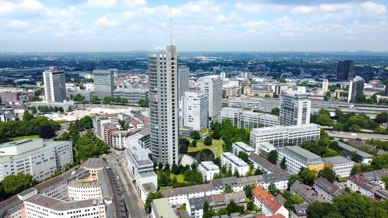 Der Büromarkt Essen verzeichnet im ersten Halbjahr 2024 einen unterdurchschnittlichen Flächenumsatz von 34.250 m². Analyse der Leerstandsquote und Mietpreisentwicklung.