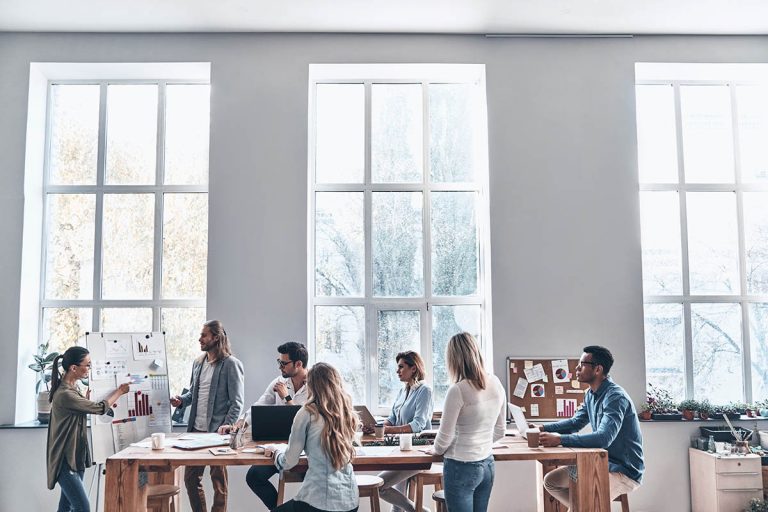 Arbeitsplatzgestaltung wird zum Business‑Hebel: Wie menschenzentrierte, hybride und nachhaltige Bürokonzepte Leistung, Zusammenarbeit und Bindung verbessern – plus Checkliste.