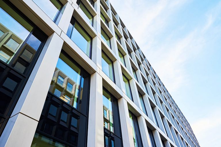 Im Ruhrgebiet werden viele Gewerbeimmobilien Off Market gehandelt: Gründe, Ablauf und Akteure – von Diskretion bis zu schnelleren Entscheidungen im Investment-Geschäft.