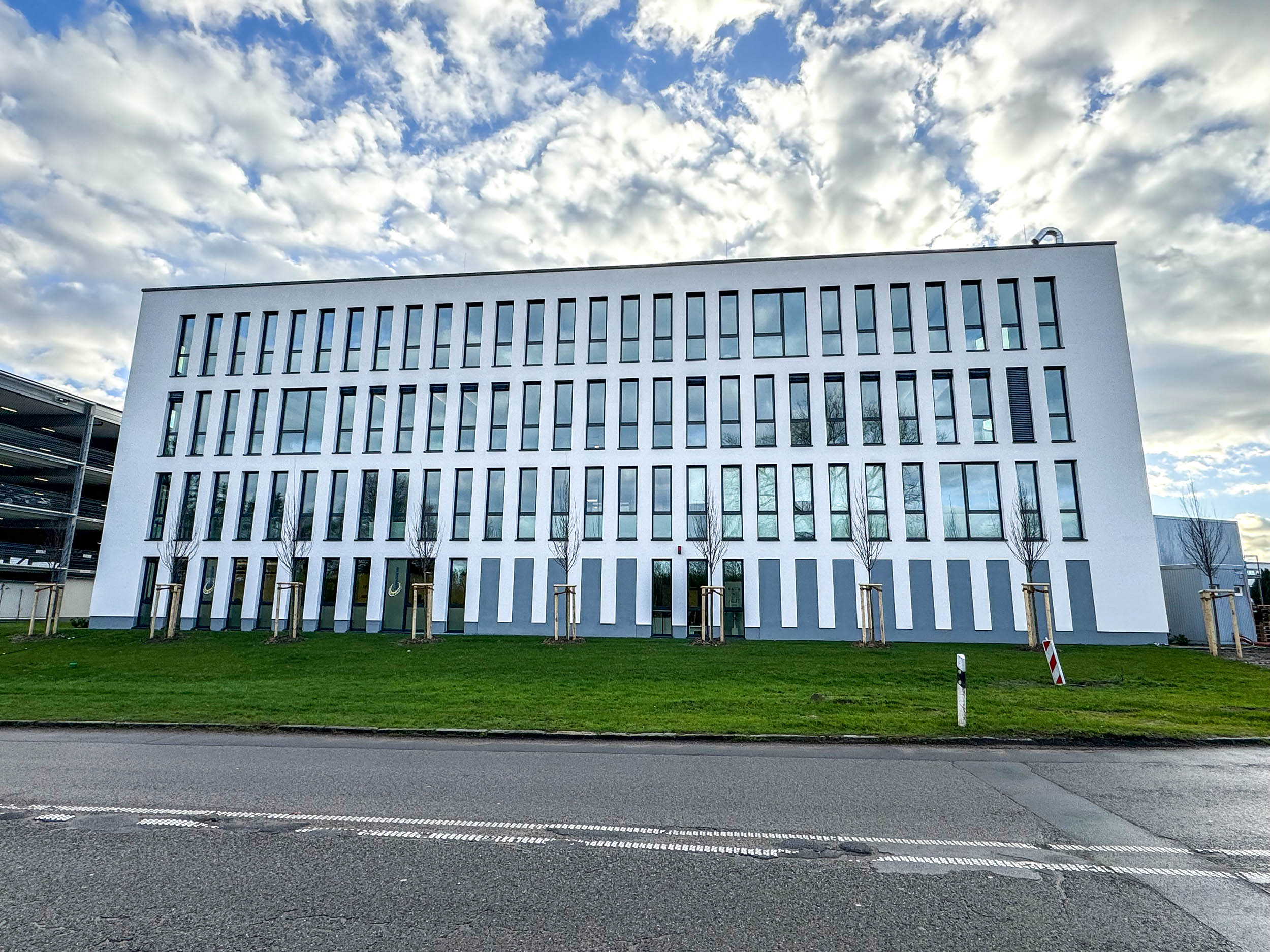 CUBION vermittelt rund 335 m² Bürofläche am Beykozplatz 5 in Mülheim an der Ruhr an die Kanzlei Duckscheer und Partner. Die Rechtsanwälte und Notare beziehen moderne, energieeffiziente Flächen in zentraler Lage am Flughafen Essen/Mülheim.