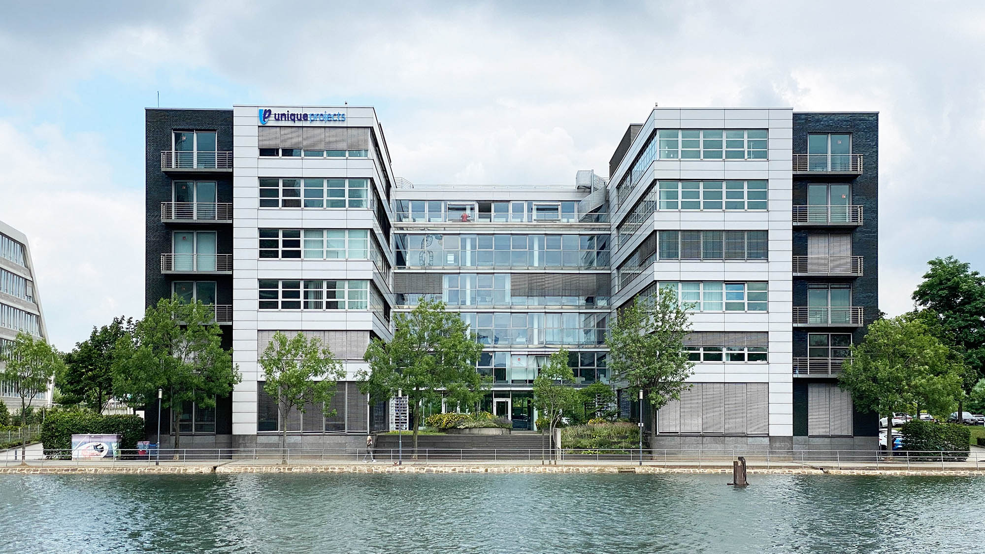 CUBION vermittelt rund 571 m² Bürofläche an die BUG Verkehrsbau GmbH im Duisburger Innenhafen. Das bundesweit tätige Unternehmen für Infrastruktur- und Verkehrsbau stärkt damit seine Präsenz im Ruhrgebiet.