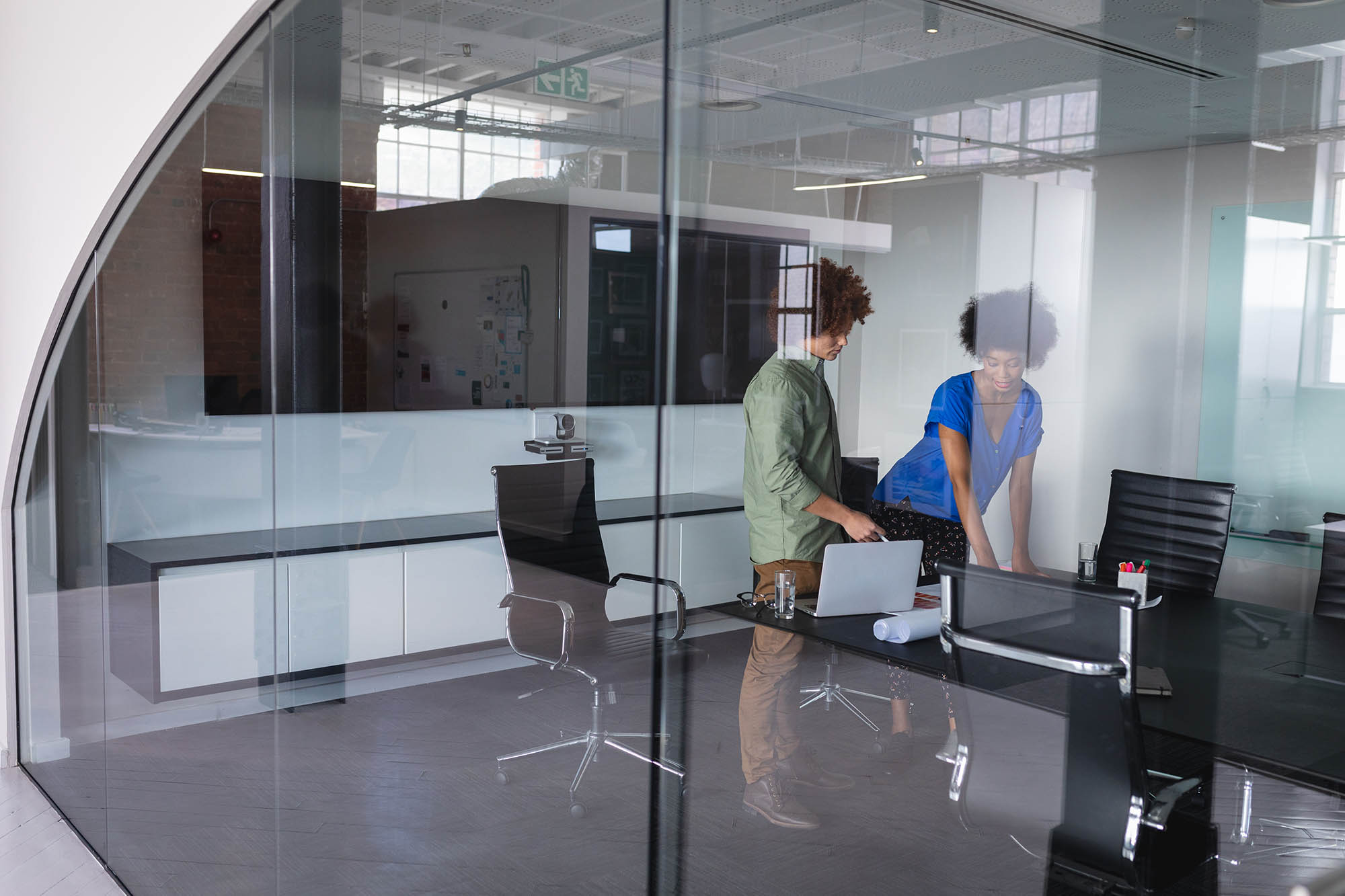 Drei praxisnahe Tipps für die Bürosuche, von klaren Kriterien über Marktcheck bis Vertragsplanung, so finden Unternehmen schneller die passende Bürofläche.