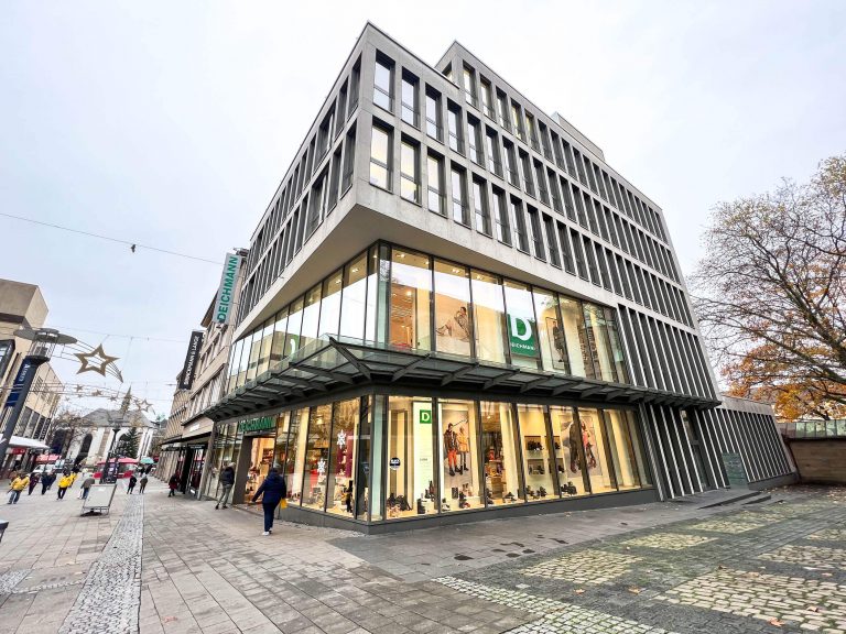 Die CUBION Immobilien AG hat erfolgreich eine rund 330 m² große Bürofläche in der Kettwiger Straße 40 in Essen an ein therapeutisches Dienstleistungsunternehmen vermittelt. Der neue Nutzer bietet moderne, individuell zugeschnittene Behandlungskonzepte an und erweitert mit dem Standort sein Angebot in der Region. „CUBION hat uns hervorragend dabei unterstützt, kurzfristig eine passende Bürofläche in zentraler Lage zu finden. Die Begleitung durch den gesamten Prozess war sehr angenehm, professionell und stets lösungsorientiert“, sagt die Geschäftsführung des Unternehmens. Der Standort in der Kettwiger Straße 40 überzeugt durch seine attraktive Innenstadtlage in unmittelbarer Nähe zum Essener Hauptbahnhof. Die Gebäudestruktur und Ausstattung sowie der effiziente Grundriss überzeugten den neuen Nutzer zusätzlich. Besonders hervorzuheben ist die sehr kurze Verhandlungsdauer: Zwischen Erstbesichtigung und Vertragsabschluss lag nur etwa ein Monat – ein klares Zeichen dafür, dass gute Immobilien auch in der aktuellen Marktphase weiterhin sehr gut vermietbar sind. „Wir freuen uns, bei der schnellen Standortentscheidung unterstützen zu können und wünschen einen erfolgreichen Start in den neuen Räumlichkeiten“, sagt Tiziano Sanna, Consultant Office Leasing bei der CUBION Immobilien AG.