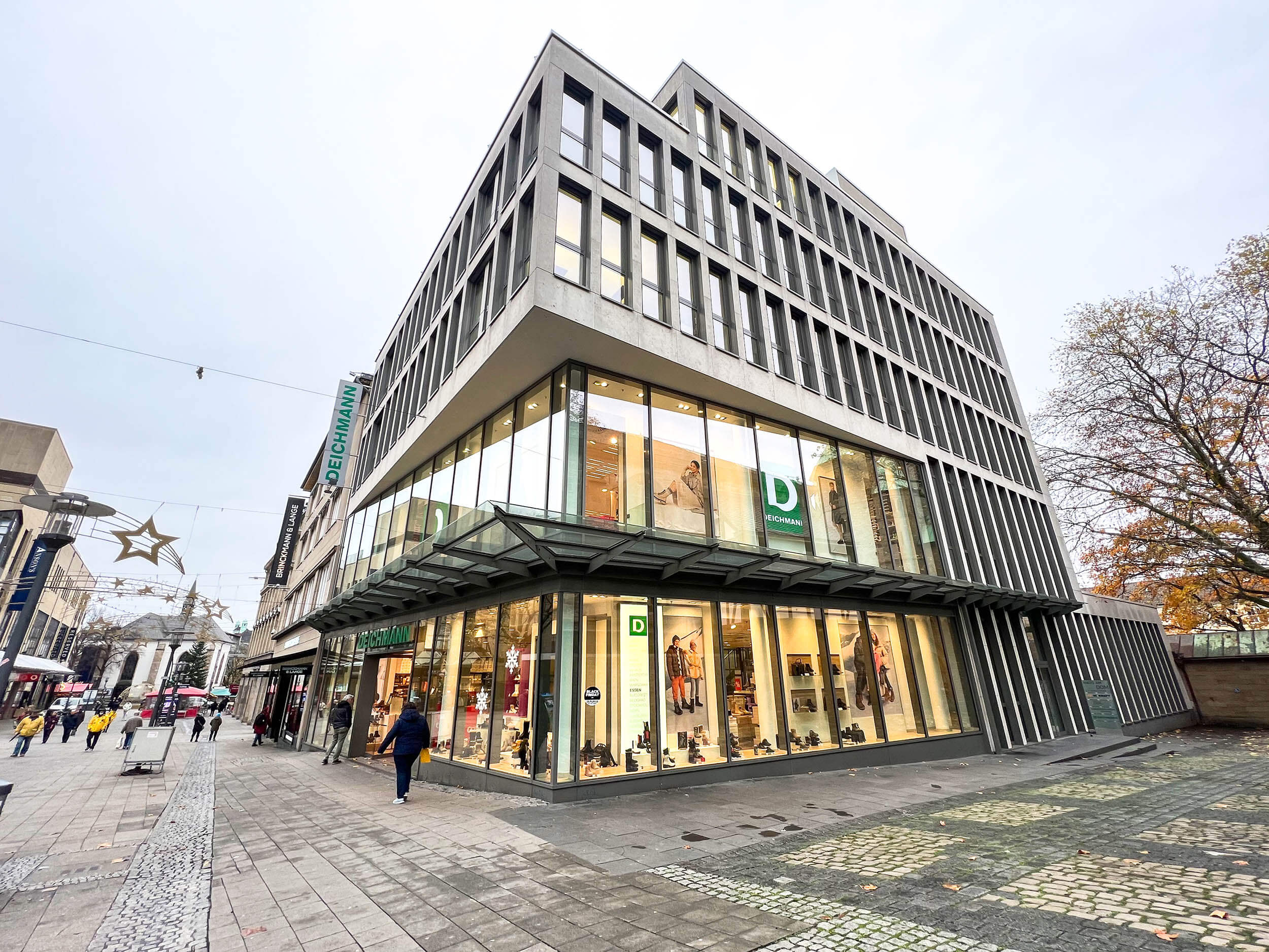 Die CUBION Immobilien AG hat erfolgreich eine rund 330 m² große Bürofläche in der Kettwiger Straße 40 in Essen an ein therapeutisches Dienstleistungsunternehmen vermittelt. Der neue Nutzer bietet moderne, individuell zugeschnittene Behandlungskonzepte an und erweitert mit dem Standort sein Angebot in der Region. „CUBION hat uns hervorragend dabei unterstützt, kurzfristig eine passende Bürofläche in zentraler Lage zu finden. Die Begleitung durch den gesamten Prozess war sehr angenehm, professionell und stets lösungsorientiert“, sagt die Geschäftsführung des Unternehmens. Der Standort in der Kettwiger Straße 40 überzeugt durch seine attraktive Innenstadtlage in unmittelbarer Nähe zum Essener Hauptbahnhof. Die Gebäudestruktur und Ausstattung sowie der effiziente Grundriss überzeugten den neuen Nutzer zusätzlich. Besonders hervorzuheben ist die sehr kurze Verhandlungsdauer: Zwischen Erstbesichtigung und Vertragsabschluss lag nur etwa ein Monat – ein klares Zeichen dafür, dass gute Immobilien auch in der aktuellen Marktphase weiterhin sehr gut vermietbar sind. „Wir freuen uns, bei der schnellen Standortentscheidung unterstützen zu können und wünschen einen erfolgreichen Start in den neuen Räumlichkeiten“, sagt Tiziano Sanna, Consultant Office Leasing bei der CUBION Immobilien AG.