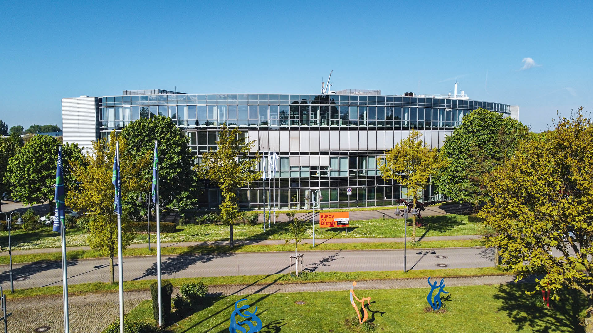 Die CUBION Immobilien AG hat erfolgreich eine rd. 1.300 m² große Bürofläche an der Dr.-Alfred-Herrhausen-Allee 9–11 in Duisburg an die Verwey GmbH und die IEB GmbH vermittelt.