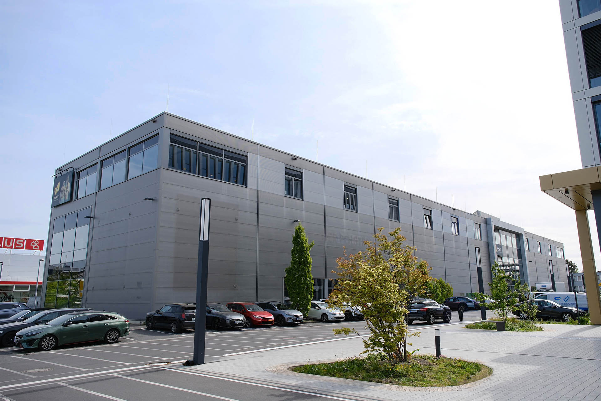 CUBION vermittelt BIG direkt gesund rund 2.000 m² Büro- und Kollaborationsflächen im Aachener Quartier Nord. Das ehemalige Möbelhaus Trösser wird zu einer modernen Mixed-Use-Immobilie für Arbeiten und Einkaufen transformiert.