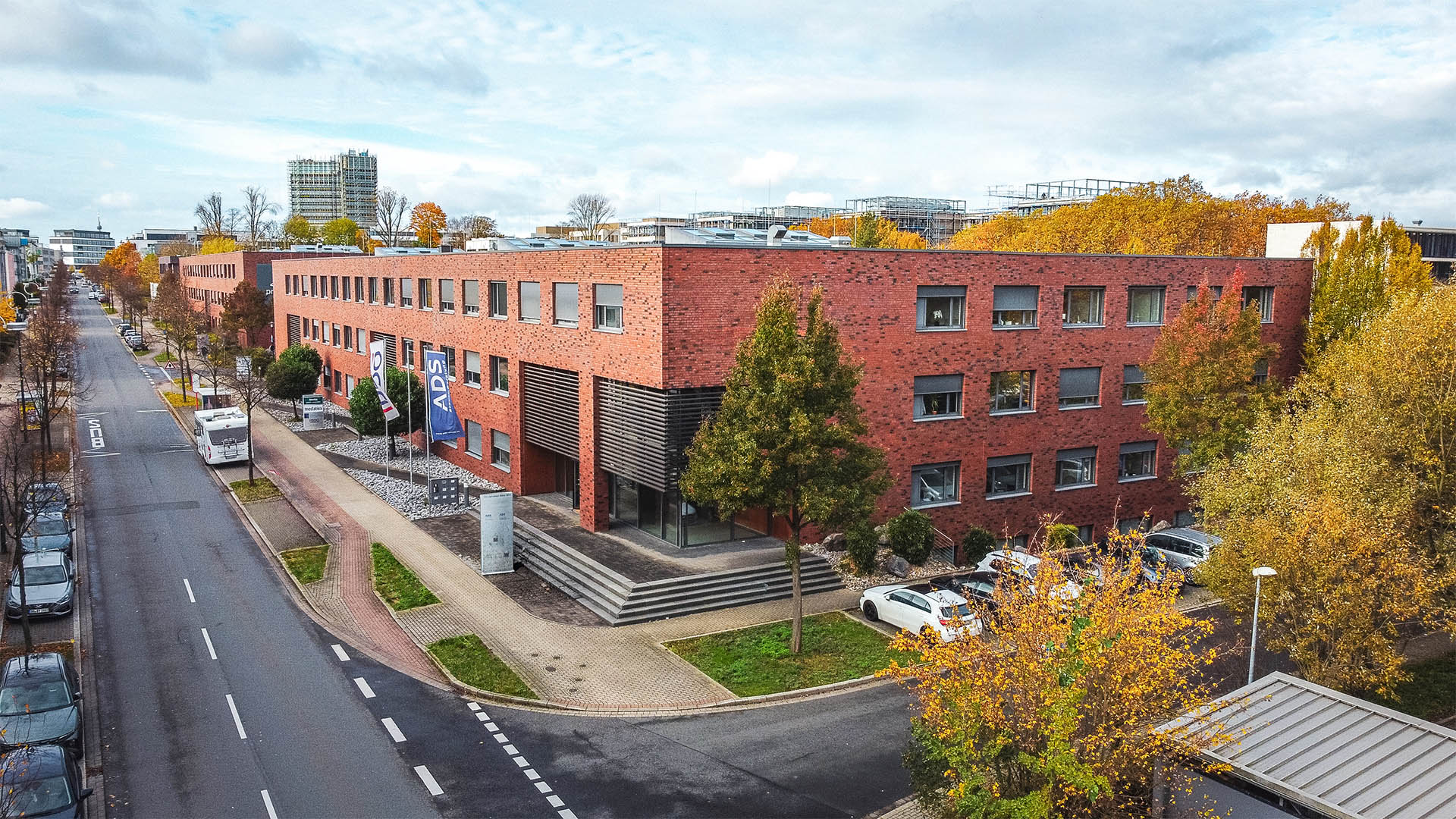 Die CUBION Immobilien AG hat erfolgreich zwei Mietvertragsabschlüsse über insgesamt rd. 690 m² Bürofläche in der Stockholmer Allee 32a–c in Dortmund vermittelt.