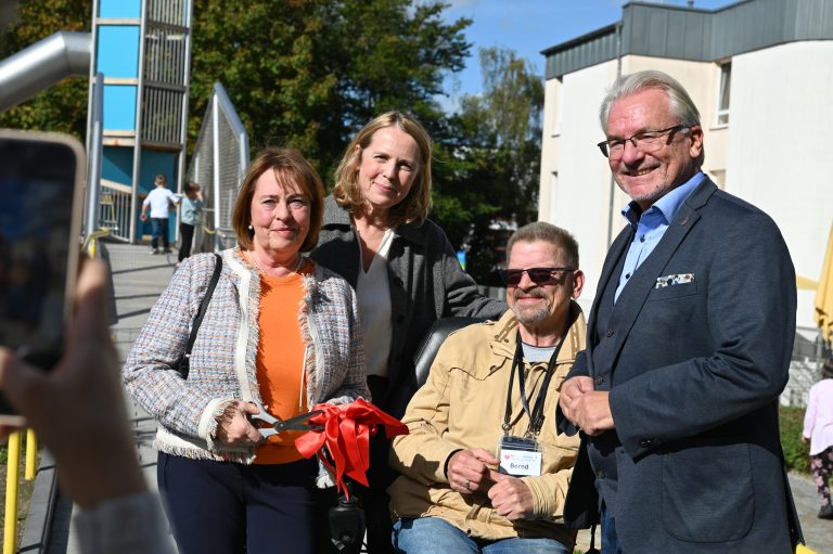 Inklusiver Spielplatz am Schloßberg in Mülheim eröffnet. CUBION unterstützte das Projekt der Rolli Rockers Sprösslinge als einer der Hauptsponsoren.