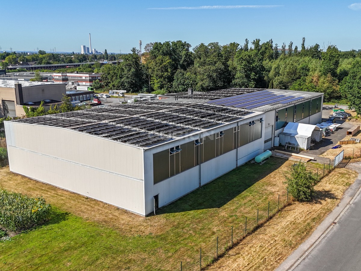 Titelbild - 1.100 m² Produktionshalle mit Kran und 900 m² Außenfläche 