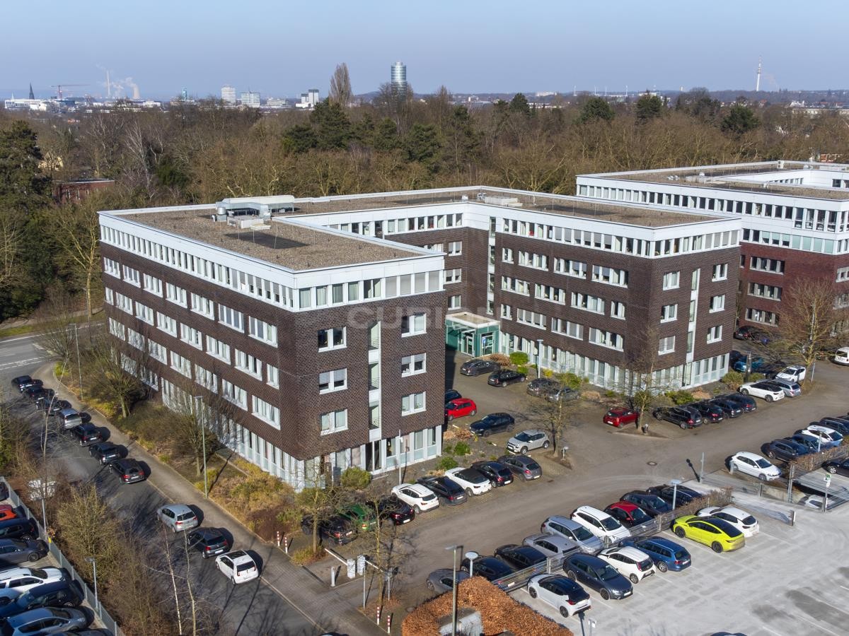 Titelbild - Exklusiv über CUBION: Solitärgebäude im Trimonte-Park mit vielen Stellplätzen!